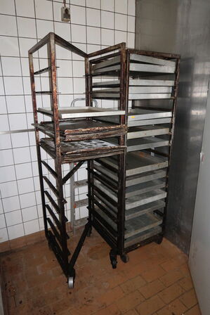 2 stk. stikvogne med div. Bageplader og forme