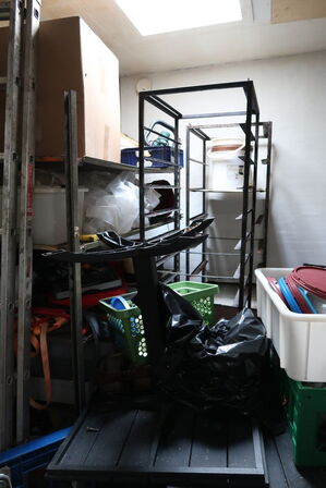 Div. Stikvogne, stålskabe, stige, stilladsdele, haveborde m.m.