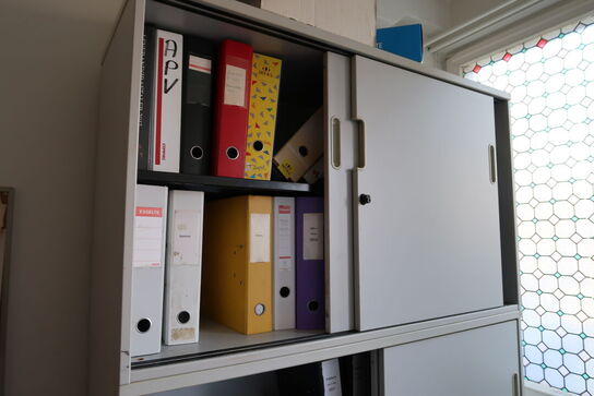 2 stk. kontorstole, 3 stk. skabe, el. hæve/sænke skrivebord, 