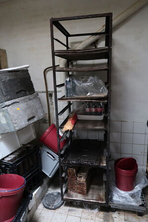 Div. Stikvogne, stålskabe, stige, stilladsdele, haveborde m.m.