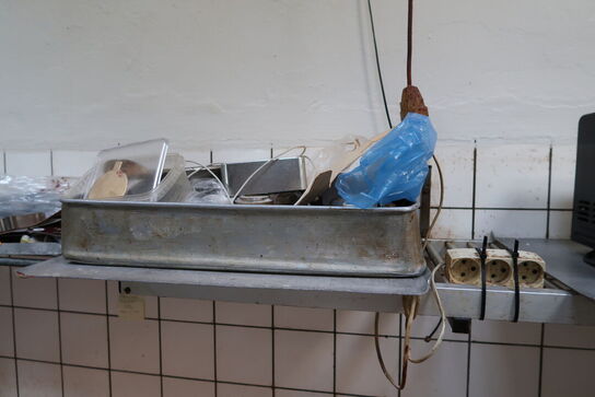 Opbevaringsreol med mikrobølgeovn, rustfri skåle, div. køkkenredskaber m.m.