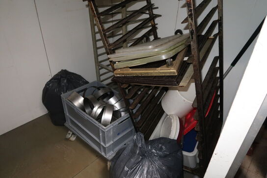 Skilt, 2 stk. stikvogne med indhold m.m.