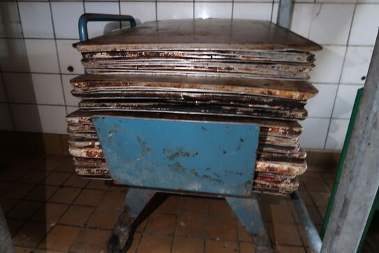 Rustfri opbevaring samt div. Bageplader