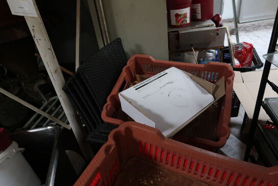 Div. Stikvogne, stålskabe, stige, stilladsdele, haveborde m.m.