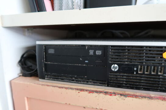 Computerskærm, tastatur, mus, computer HP, bonprinter m.m.