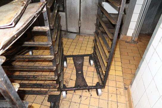 2 stk. stikvogne med div. Bageplader og forme