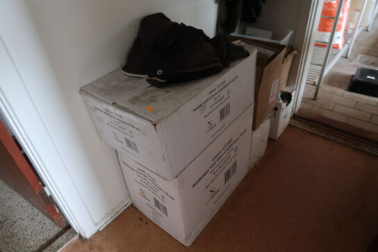 2 stk. rustfri stålhylder, div. engangsservice m.m.