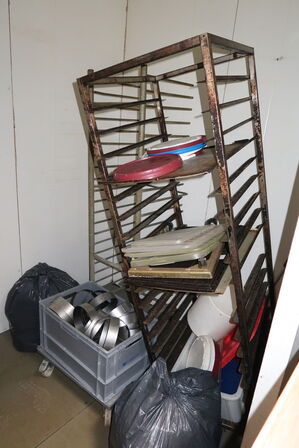 Skilt, 2 stk. stikvogne med indhold m.m.