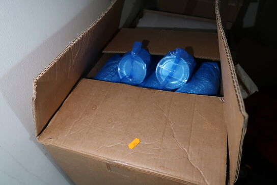 2 stk. rustfri stålhylder, div. engangsservice m.m.