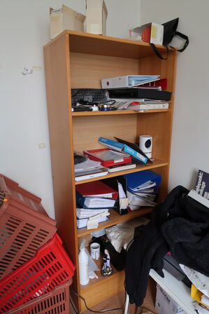 2 stk. kontorstole, 3 stk. skabe, el. hæve/sænke skrivebord,