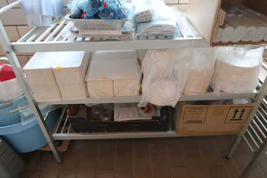 Div. Engangsservice, indpakning m.m. på reoler