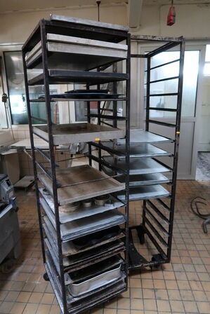 2 stk. stikvogne med div. Bageplader og forme