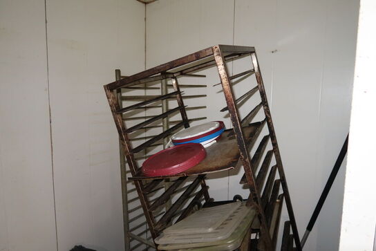 Skilt, 2 stk. stikvogne med indhold m.m.