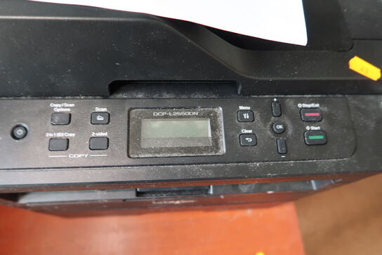 2 stk. kontorstole, 3 stk. skabe, el. hæve/sænke skrivebord,