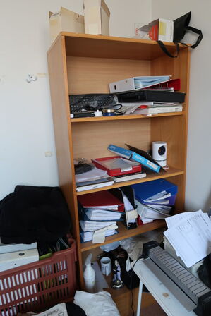 2 stk. kontorstole, 3 stk. skabe, el. hæve/sænke skrivebord, 