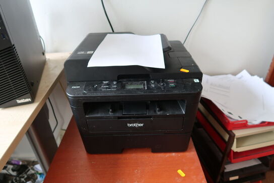 2 stk. kontorstole, 3 stk. skabe, el. hæve/sænke skrivebord,