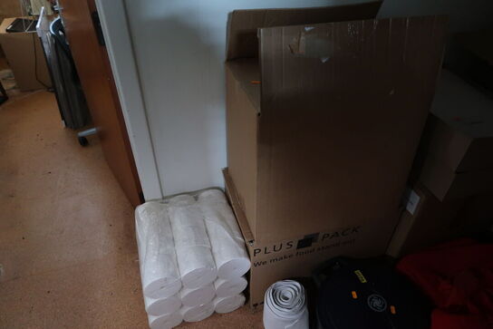 2 stk. rustfri stålhylder, div. engangsservice m.m.