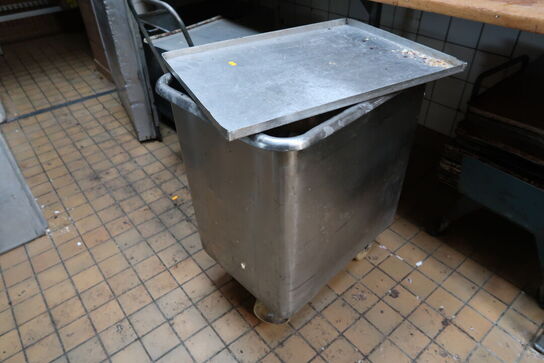 Rustfri opbevaring samt div. Bageplader