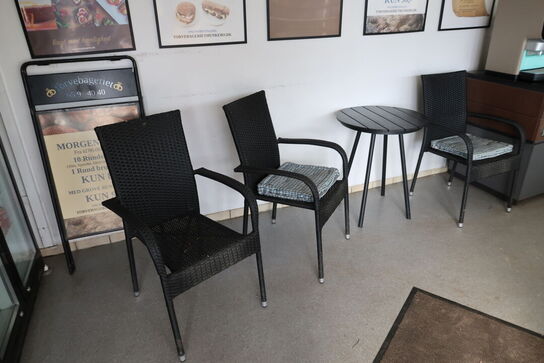 Skilt, 3 stk. havestole samt bord