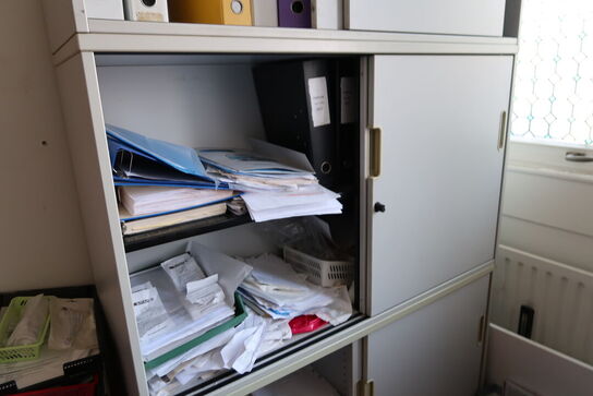 2 stk. kontorstole, 3 stk. skabe, el. hæve/sænke skrivebord, 