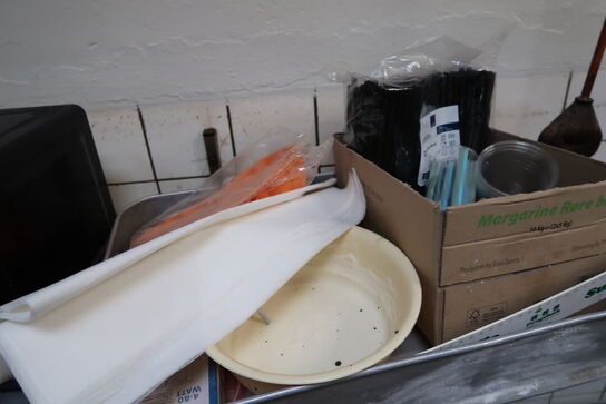 Opbevaringsreol med mikrobølgeovn, rustfri skåle, div. køkkenredskaber m.m.