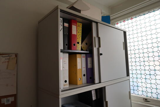 2 stk. kontorstole, 3 stk. skabe, el. hæve/sænke skrivebord,