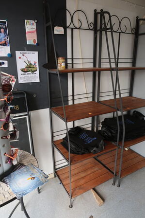 2 stk. reoler, skilt, bord