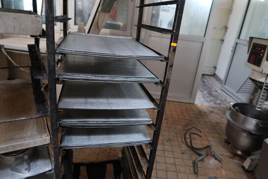 2 stk. stikvogne med div. Bageplader og forme