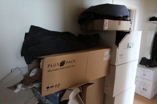 2 stk. rustfri stålhylder, div. engangsservice m.m.