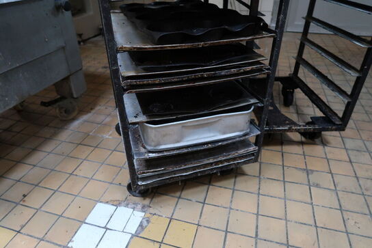 2 stk. stikvogne med div. Bageplader og forme