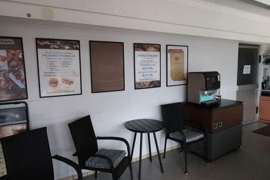 Skilt, 3 stk. havestole samt bord