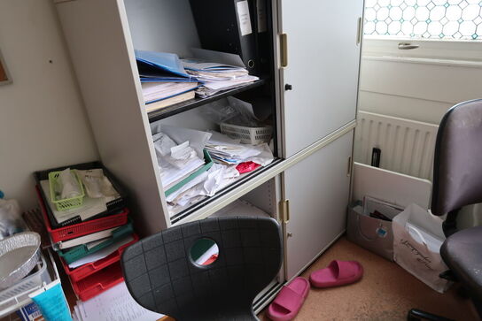 2 stk. kontorstole, 3 stk. skabe, el. hæve/sænke skrivebord,