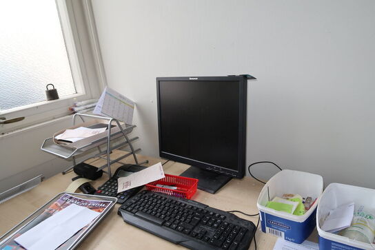 2 stk. kontorstole, 3 stk. skabe, el. hæve/sænke skrivebord,