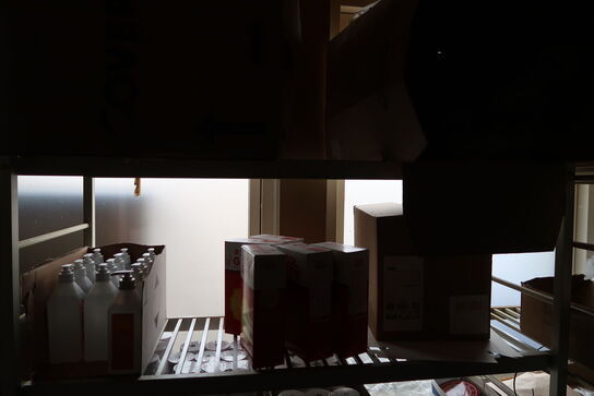 Div. Engangsservice, indpakning m.m. på reoler