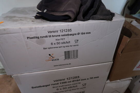 2 stk. rustfri stålhylder, div. engangsservice m.m.