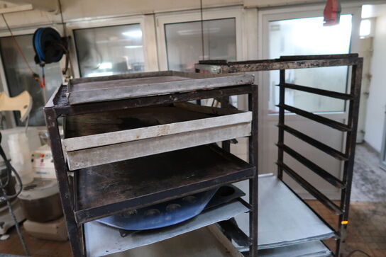 2 stk. stikvogne med div. Bageplader og forme