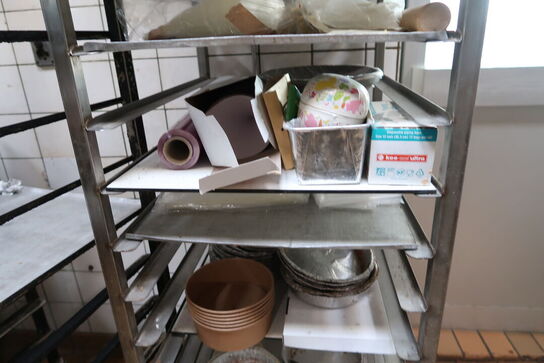 2 stk. stikvogne med div. Bageplader og forme