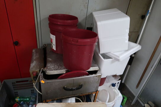 Div. Stikvogne, stålskabe, stige, stilladsdele, haveborde m.m.