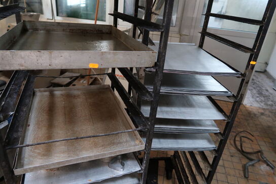 2 stk. stikvogne med div. Bageplader og forme