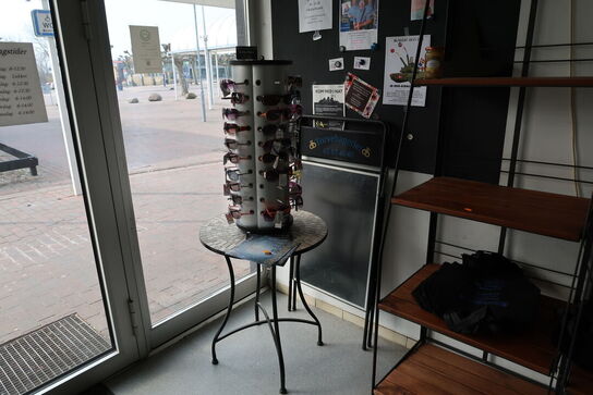 2 stk. reoler, skilt, bord