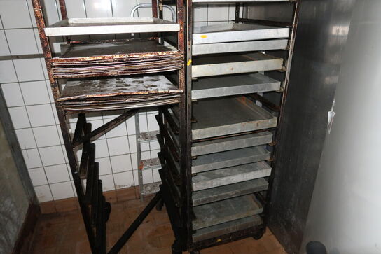 2 stk. stikvogne med div. Bageplader og forme