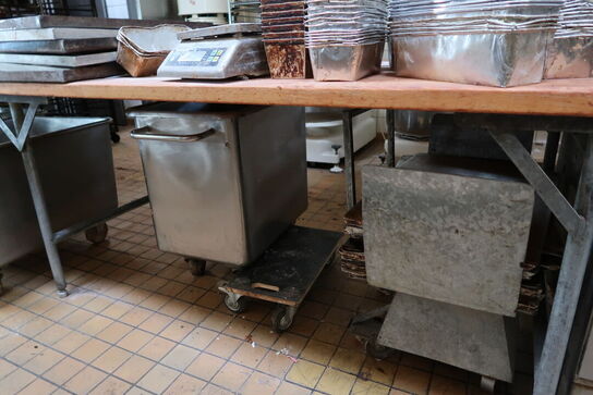 Stativ med div. Bageplader samt rustfri opbevaring