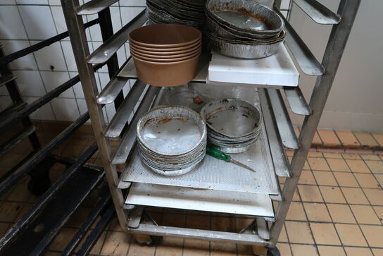 2 stk. stikvogne med div. Bageplader og forme