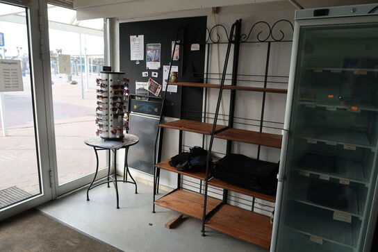 2 stk. reoler, skilt, bord