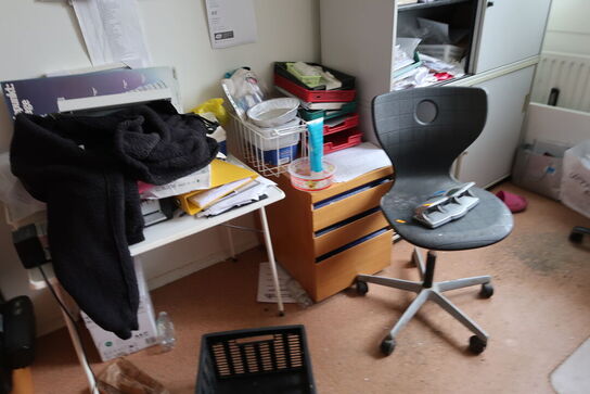 2 stk. kontorstole, 3 stk. skabe, el. hæve/sænke skrivebord,