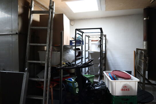 Div. Stikvogne, stålskabe, stige, stilladsdele, haveborde m.m.