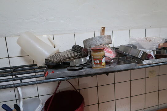 Opbevaringsreol med mikrobølgeovn, rustfri skåle, div. køkkenredskaber m.m.