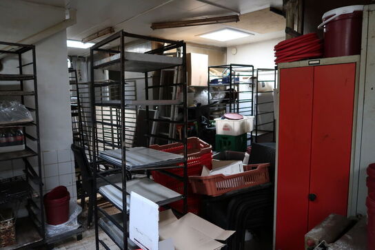 Div. Stikvogne, stålskabe, stige, stilladsdele, haveborde m.m.