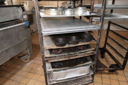 2 stk. stikvogne med div. Bageplader og forme