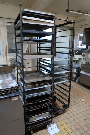 2 stk. stikvogne med div. Bageplader og forme